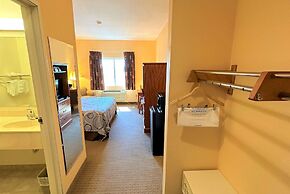 Super 8 by Wyndham Topeka at Forbes Landing