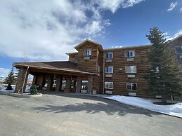 Pinedale Hotel & Suites
