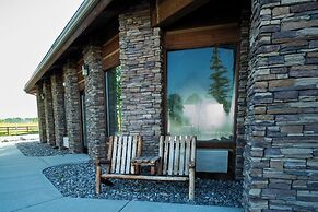 Pinedale Hotel & Suites