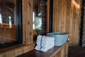 Pinedale Hotel & Suites