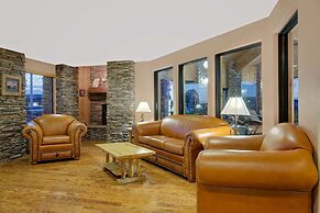 Pinedale Hotel & Suites