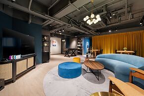 Dash Living On Hollywood