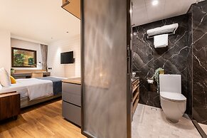 Dash Living On Hollywood