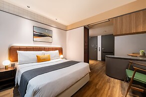 Dash Living On Hollywood