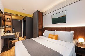 Dash Living On Hollywood