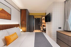 Dash Living On Hollywood