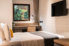 Dash Living On Hollywood