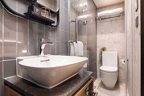 Dash Living On Hollywood