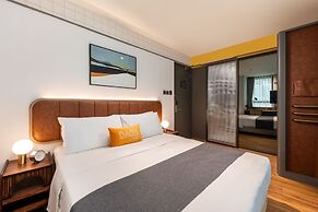 Dash Living On Hollywood