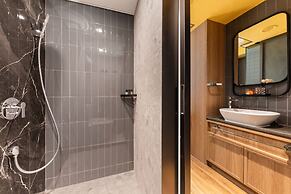 Dash Living On Hollywood