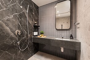 Dash Living On Hollywood