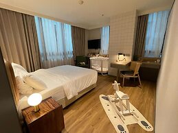 Dash Living On Hollywood