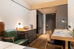 Dash Living On Hollywood