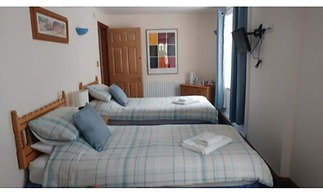 The Three Horseshoes - Inn