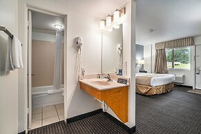 Travelodge by Wyndham Traverse City MI