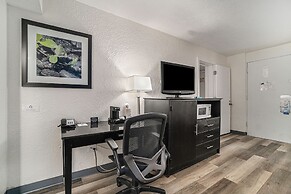 Travelodge by Wyndham Traverse City MI