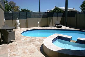 Noah's Mid City Motor Inn