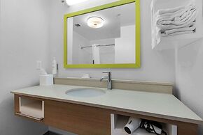 Hampton Inn & Suites Pensacola I-10 N at Univ. Town Plaza