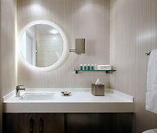 One King West Hotel & Residence