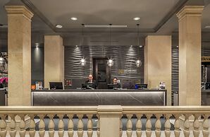 One King West Hotel & Residence