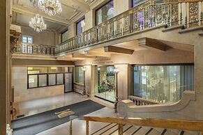 One King West Hotel & Residence