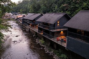 Historic Rocky Waters Inn, A Small Luxury Hotel