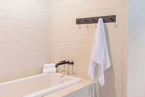 Historic Rocky Waters Inn, A Small Luxury Hotel