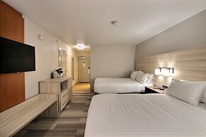 Holiday Inn Express Hotel & Suites Milwaukee Airport by IHG
