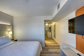 Holiday Inn Express Hotel & Suites Milwaukee Airport by IHG