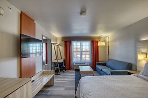 Holiday Inn Express Hotel & Suites Milwaukee Airport by IHG