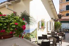 Bella Vista Beach Hotel and Studios