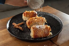 Bella Vista Beach Hotel and Studios