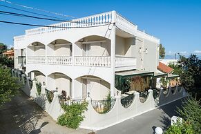 Bella Vista Beach Hotel and Studios