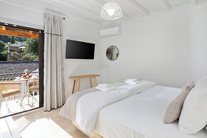 Bella Vista Beach Hotel and Studios