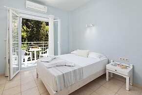 Bella Vista Beach Hotel and Studios