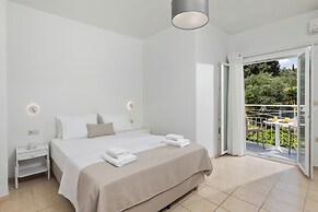 Bella Vista Beach Hotel and Studios