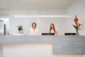 Bella Vista Beach Hotel and Studios