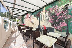 Bella Vista Beach Hotel and Studios