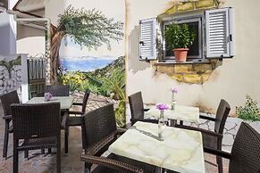 Bella Vista Beach Hotel and Studios