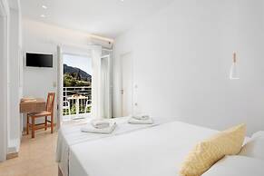 Bella Vista Beach Hotel and Studios