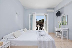 Bella Vista Beach Hotel and Studios