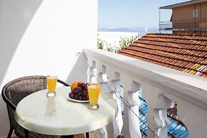 Bella Vista Beach Hotel and Studios