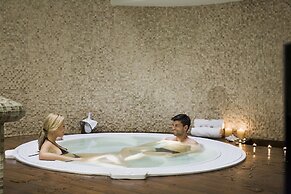 Ramada Plaza by Wyndham Thraki