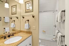 Independence Square Lodge by Frias