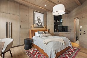 Independence Square Lodge by Frias