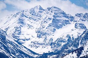 Independence Square Lodge by Frias