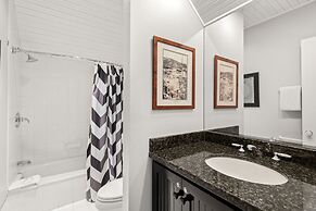 Independence Square Lodge by Frias