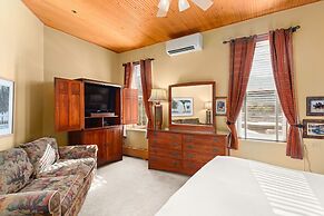 Independence Square Lodge by Frias