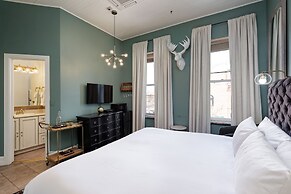 Independence Square Lodge by Frias