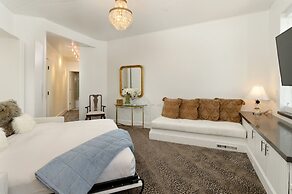 Independence Square Lodge by Frias